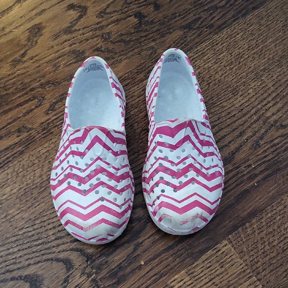 Toms Kids Pink Chevron Slip-On Shoes
